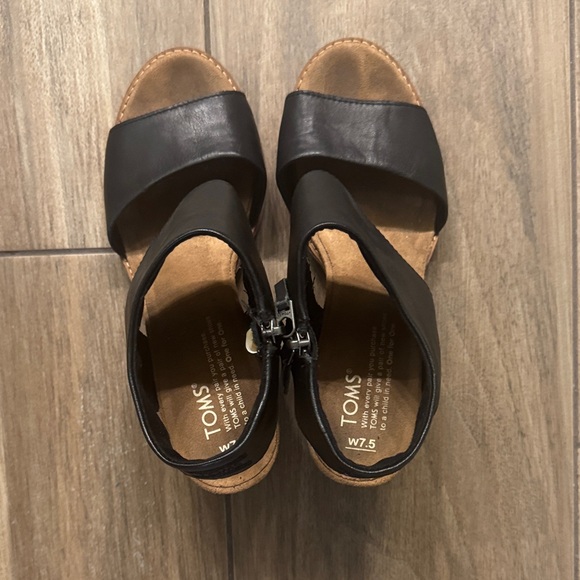 TOMS Black Leather Sandals Size 7.5 - Picture 1 of 5